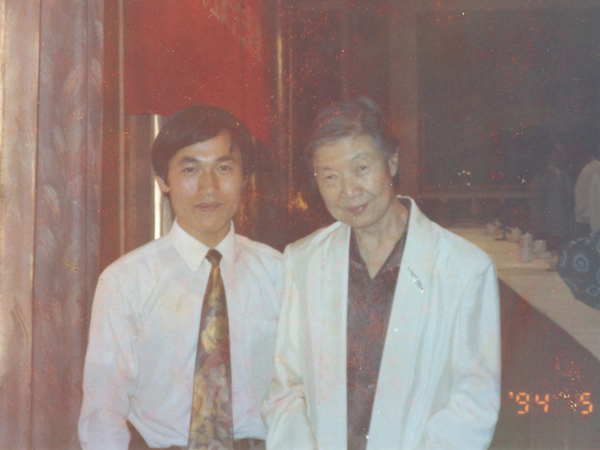 湯傳忠與于若木女士（陳云同志夫人，著名營(yíng)養(yǎng)專家）合影