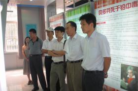 山東省食品藥品監(jiān)督管理局副局長陳耕一行到我公司參觀、視察