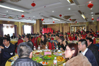 駿馬奔騰千里路，新春更上一層樓