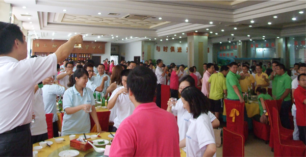 匯聚一堂，共同舉杯