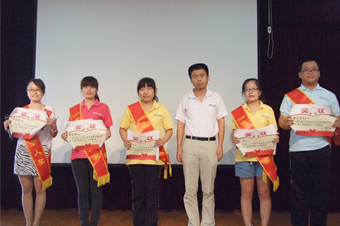 生產(chǎn)基地經(jīng)理王猛先生為優(yōu)秀新人頒獎